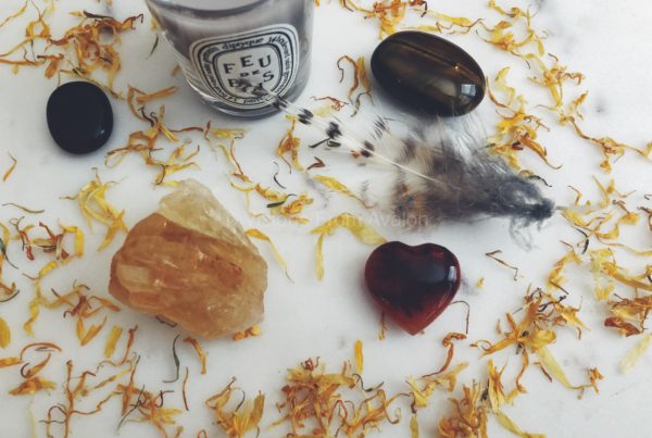 Healing Crystals for self-doubt: Onyx, carnelian, citrine, tiger's eye. Accompanied by a feather, calendula leaves and a fig candle