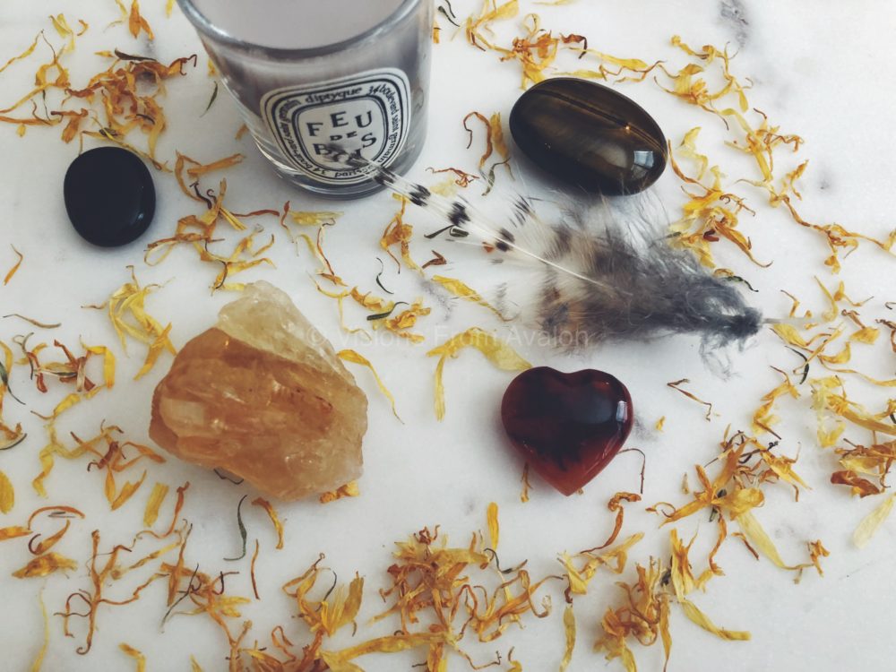Healing Crystals for self-doubt: Onyx, carnelian, citrine, tiger's eye. Accompanied by a feather, calendula leaves and a fig candle